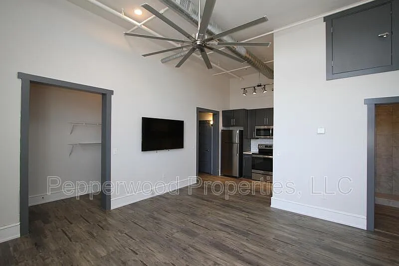 2 bed, 1.0 bath, 787 sqft, $1,295 — Photo 2