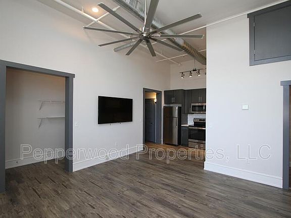 2nd image of 600 Magnolia St APT 200
