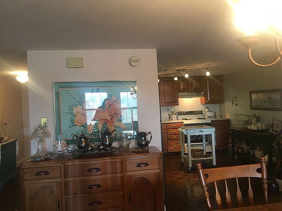 Kitchen and dining combo