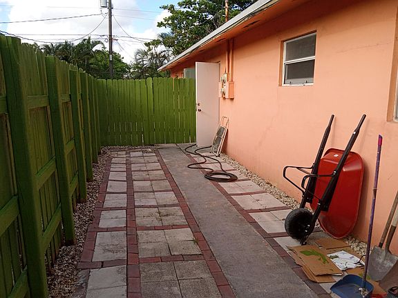 4th image of 605 NW 18th St APT A