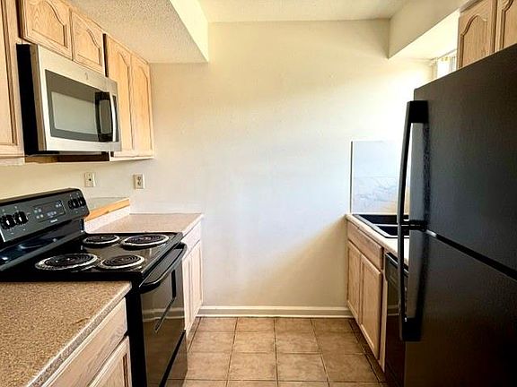 5th image of 3648 Martinique Ave #B