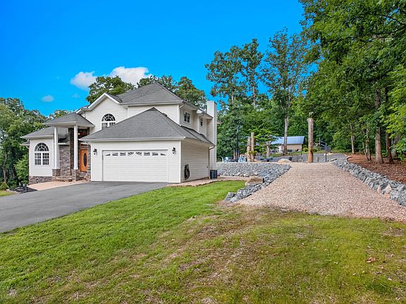 3rd image of 917 Crickett Dr