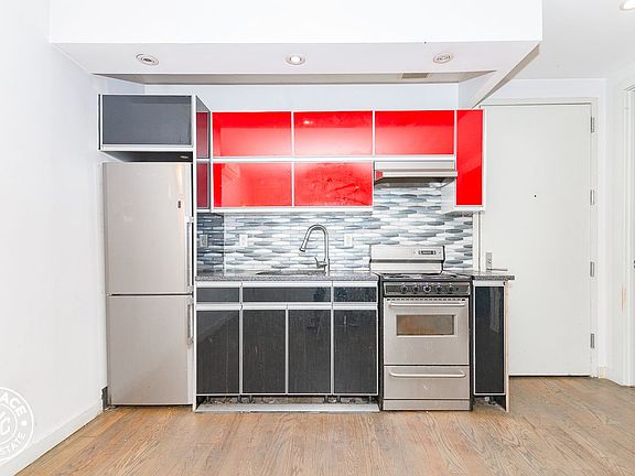 2nd image of 274 Jefferson St #2MX