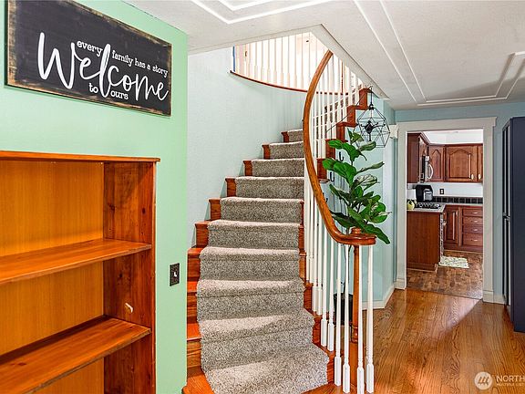 3rd image of 210 Shadow Lane NE