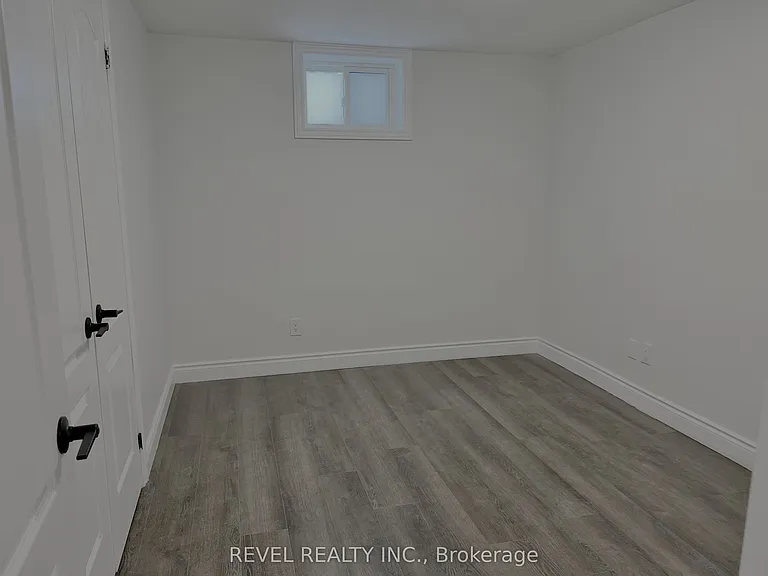 636 Scarlett Rd S #LOWER — Photo 14