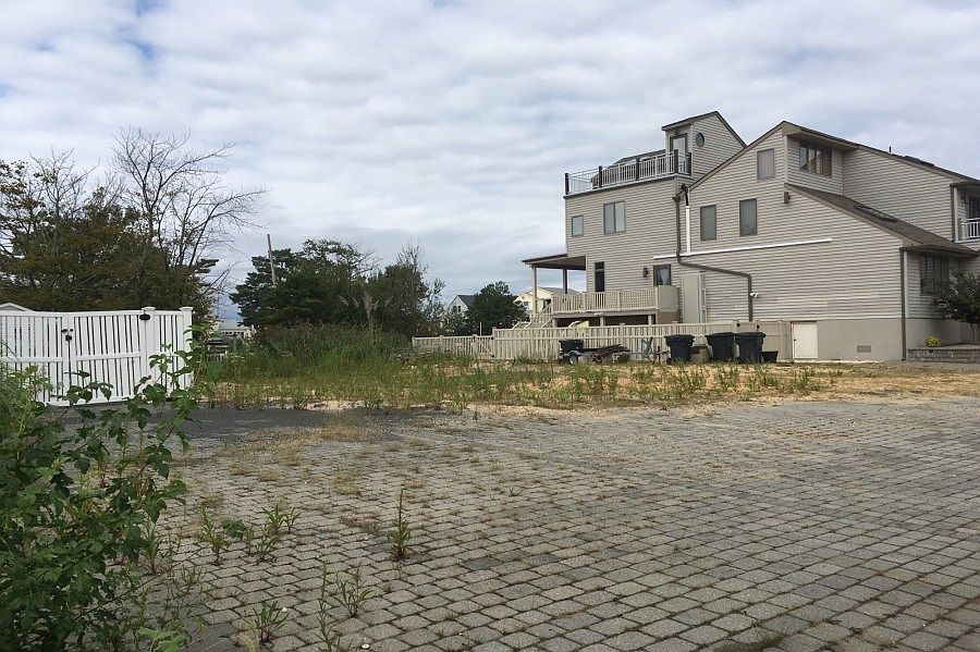 2nd image of 20 Bay Point Dr