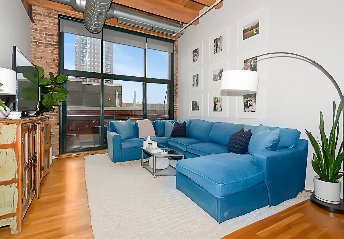 Spacious 2 BR / 1BA with hardwood floors, upgraded kitchen! — Photo 2