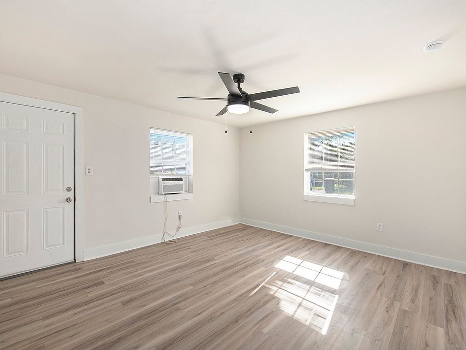 Living area/Bedroom
