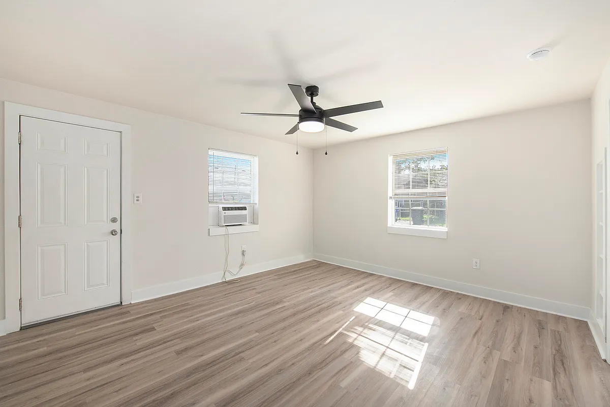 Building Photo - 1902 Hampton Ave #2