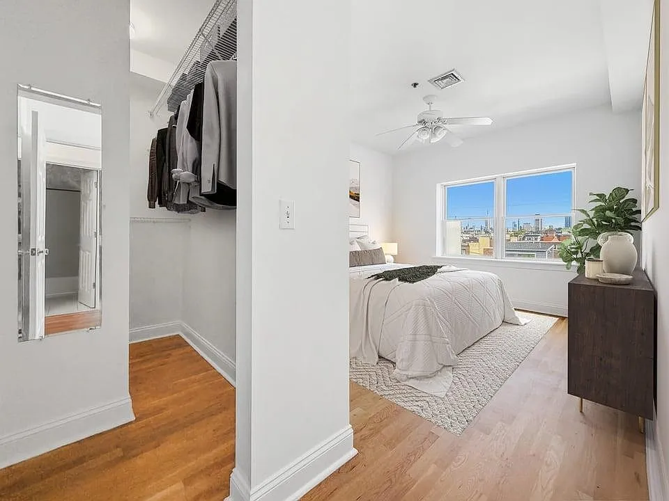 2 bed, 2.0 bath, 1324 sqft, $5,400 — Photo 4