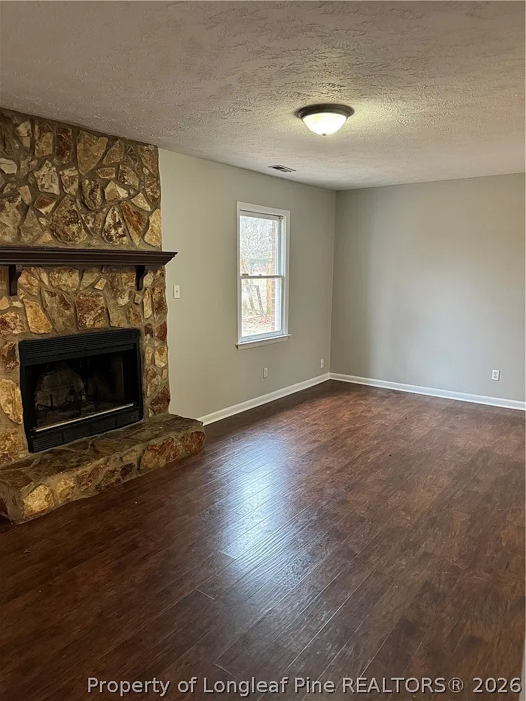 4 bed, 2.0 bath, 1400 sqft, $1,500 — Photo 2