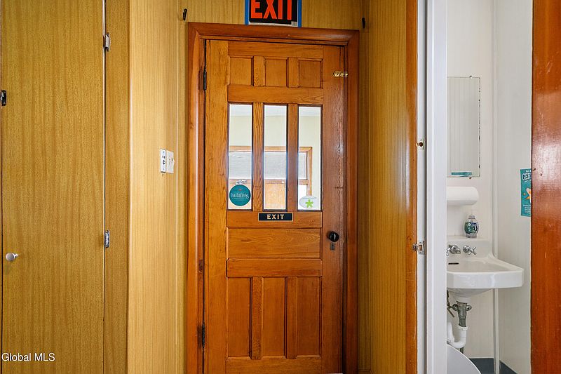 4th image of 497 Glen Street