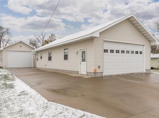 273 28th Ave SW, Cedar Rapids, IA 52404