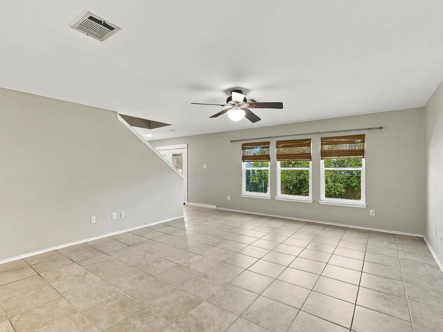 3 bed, 2.5 bath, 2186 sqft, $2,075 — Photo 2