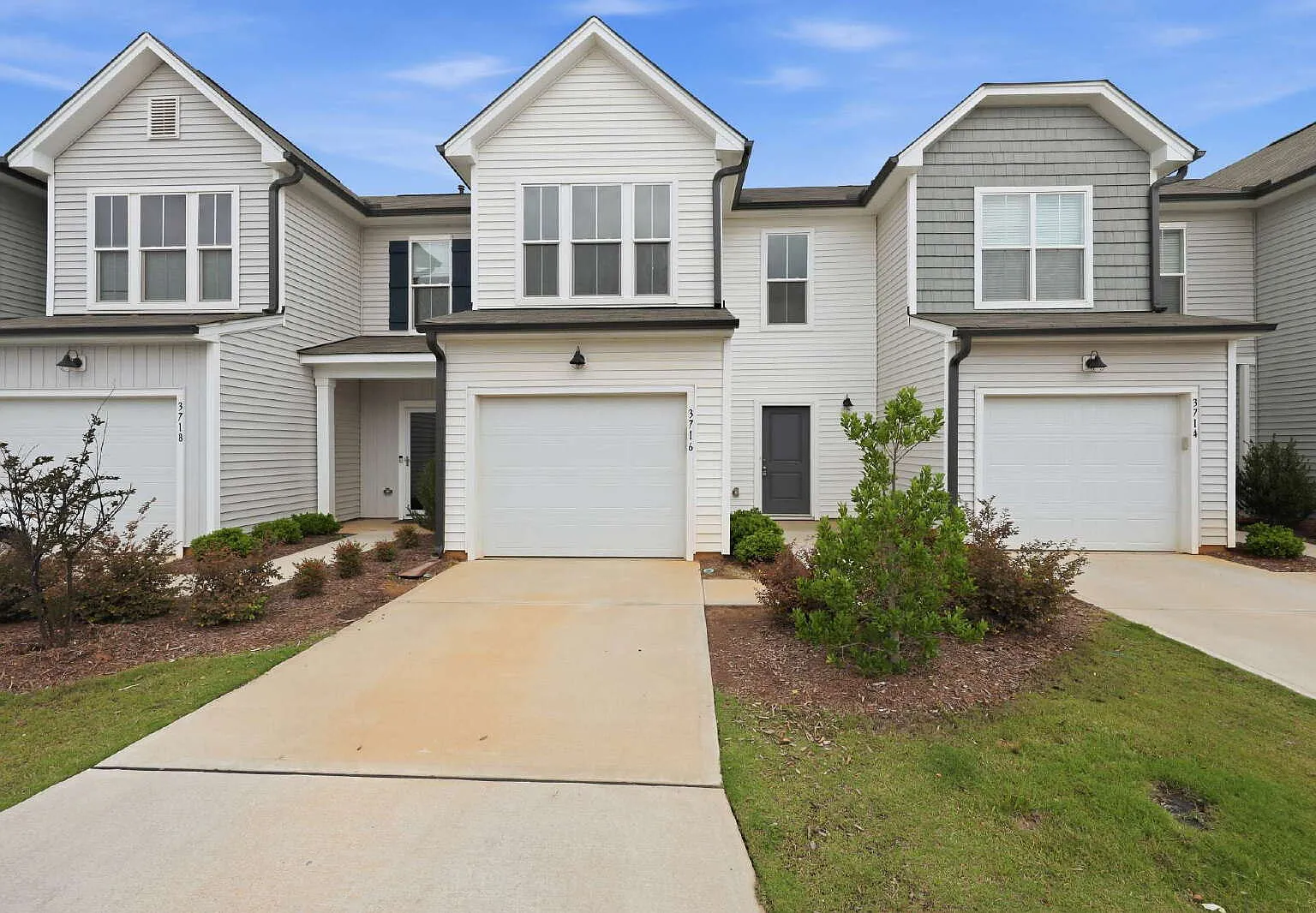 3 bed, 2.5 bath, 1604 sqft, $1,915 — Photo 1