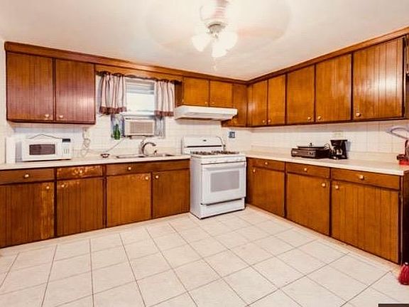 5th image of 4159 N McVicker Ave APT 1
