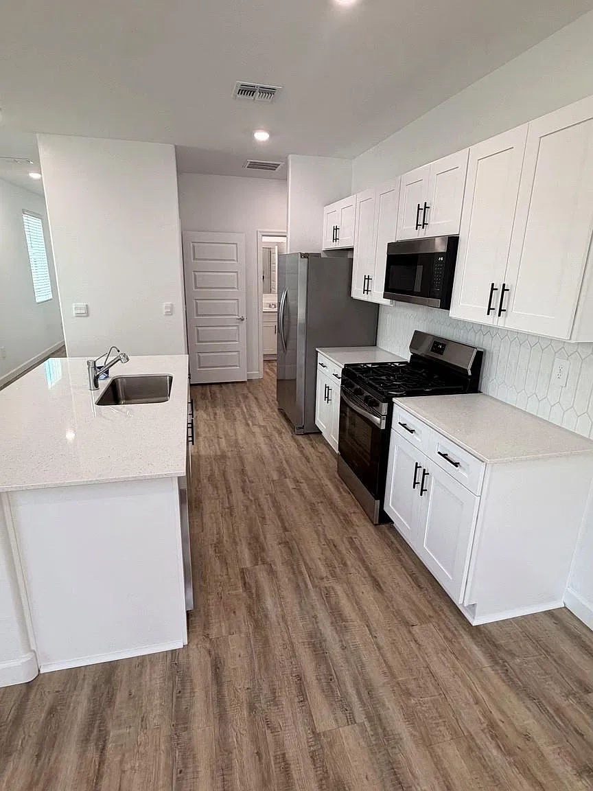 3 bed, $2,000 — Photo 2