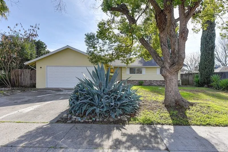 2106 Bernard Way photo 1