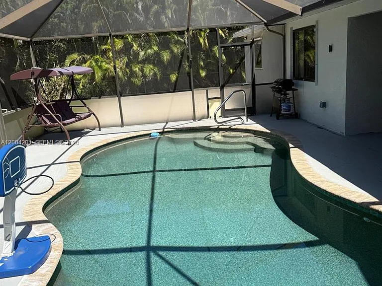 1325 SW 28th St — Photo 15