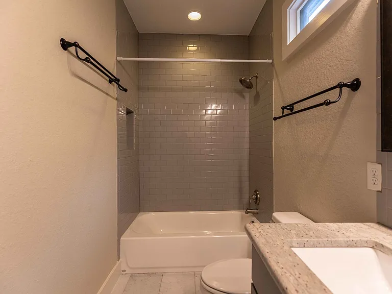 1121 E Crockett St — Photo 34
