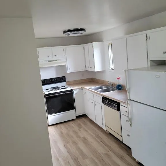 2213 Lathrop St — Photo 5