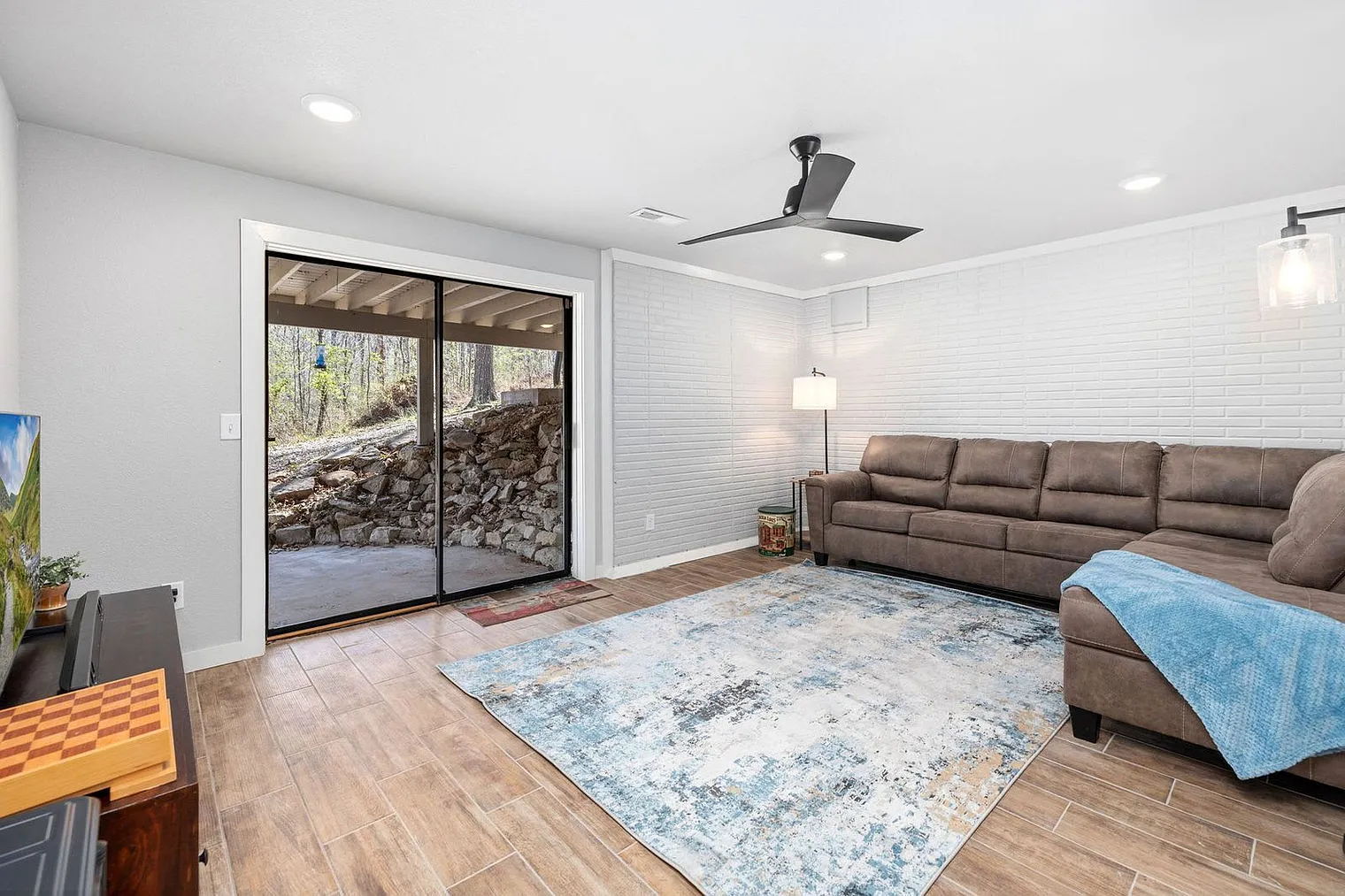 4 bed, 2.0 bath, 2077 sqft, $5,607 — Photo 4