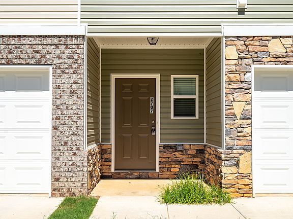 3rd image of 2703 Hickory Ln