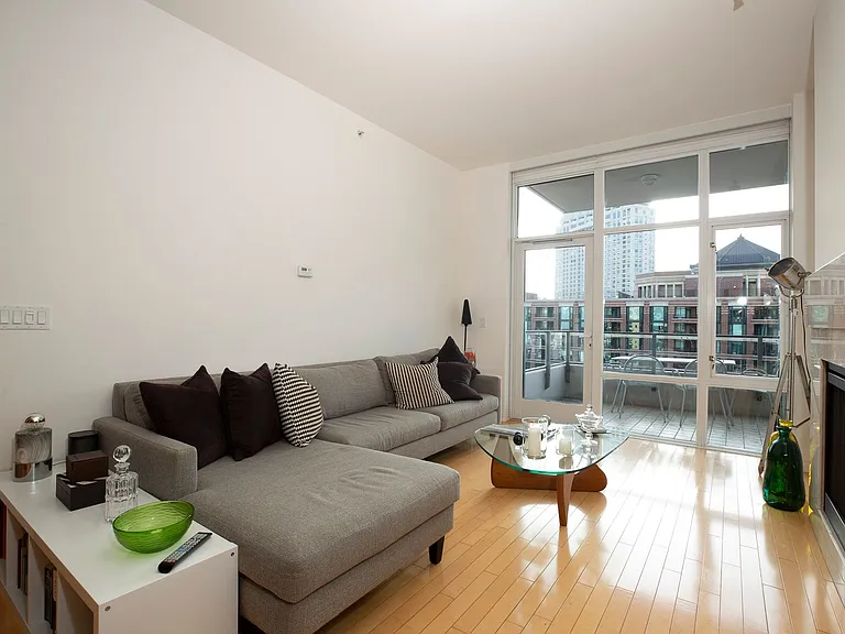 550 Front St #907 — Photo 5