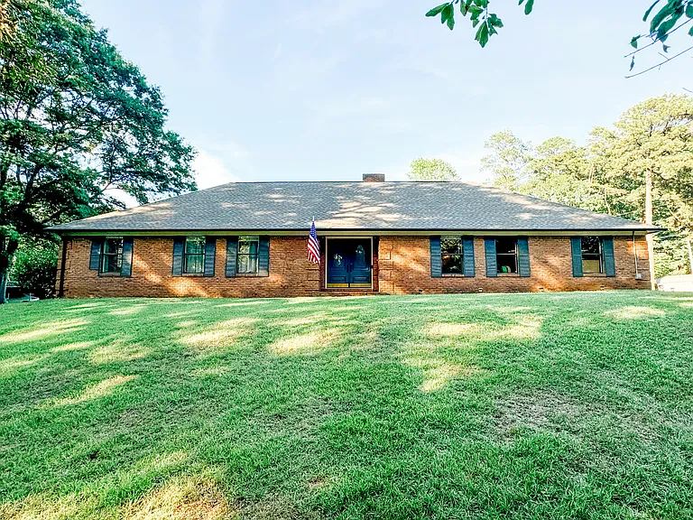 306 Oak Ridge Cir — Photo 1