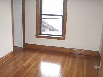 BEDROOM - QUEEN BED FITS EASILY