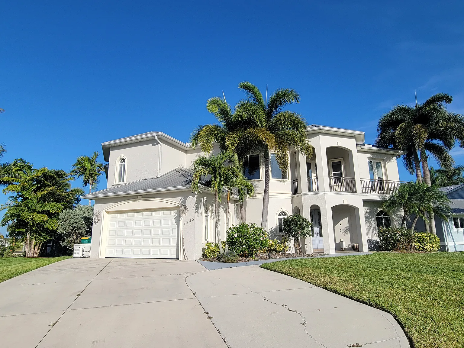 6 bed, 4777 sqft, $5,950 — Photo 2