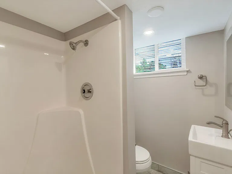 403 E Saunders St — Photo 22