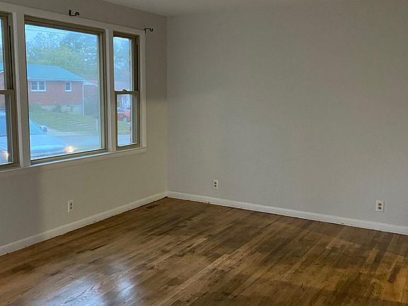 3rd image of 690 Shelton Ct