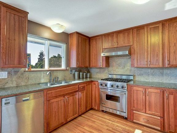 Stunning kitchen with granite counters, stainless appliances and plenty of storage in the Oak cabine