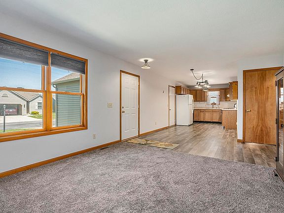 4th image of 1524 Clover Creek Ln