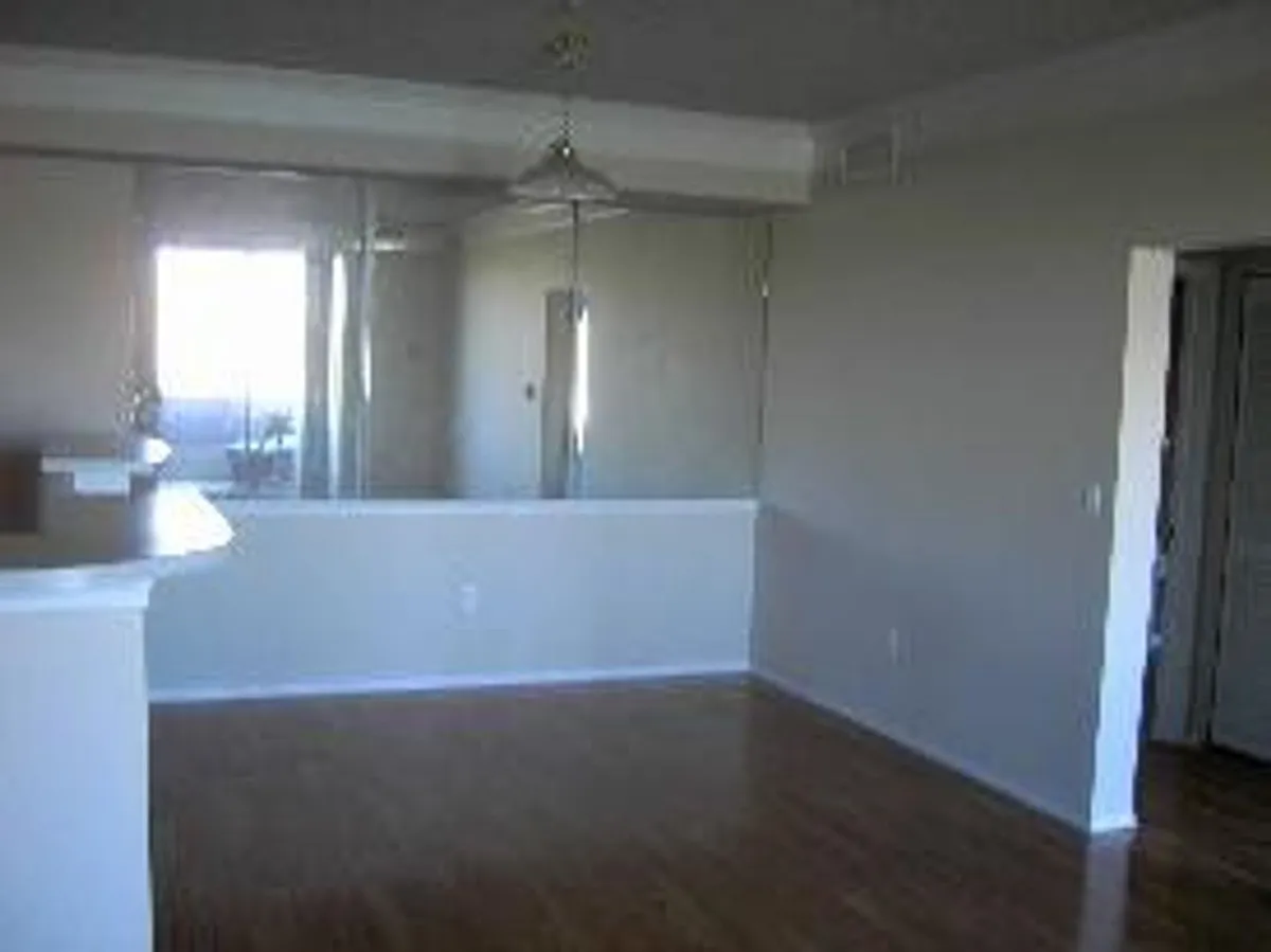 Building Photo - 1860 Shamrock Dr