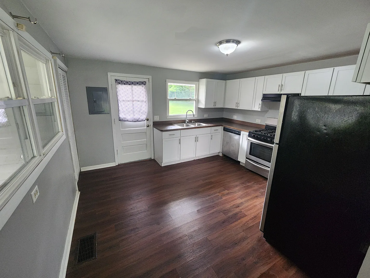 3 bed, 1400 sqft, $2,195 — Photo 2