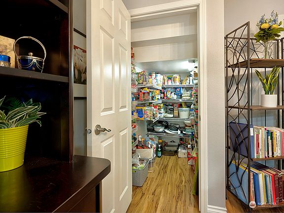 5th image of 8828 Meridian Place NE #101