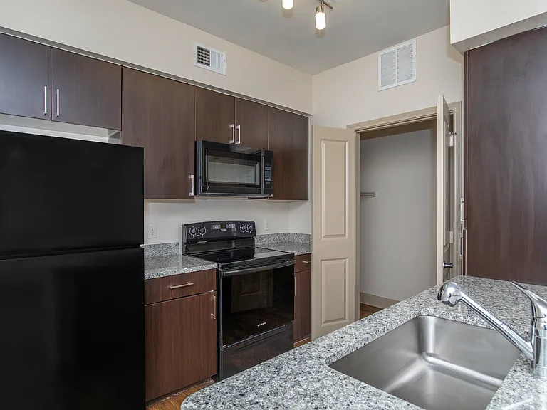 La Mariposa Apartments — Photo 28