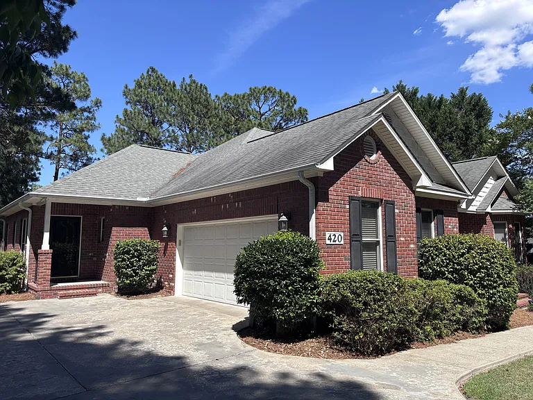 420 Lake Forest Dr SE — Photo 2