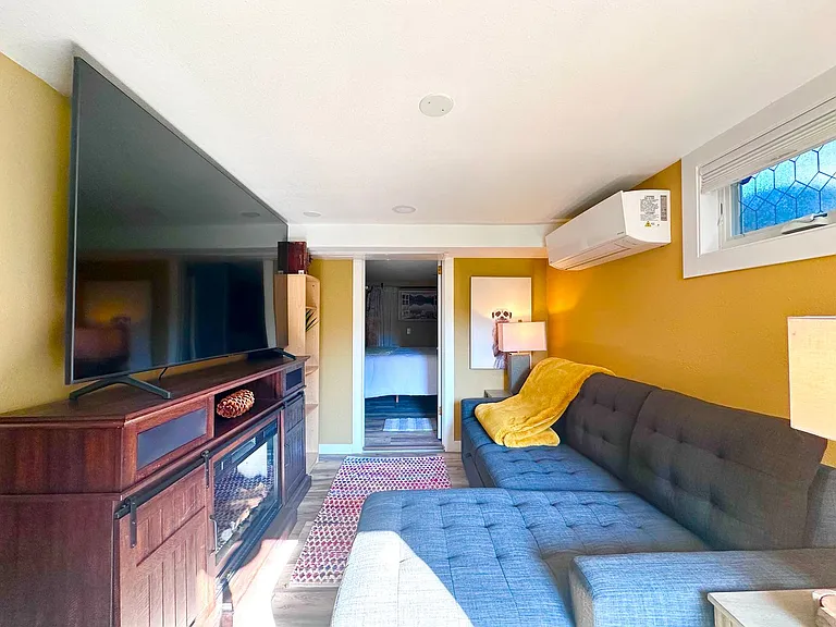 Modern Comfort Meets Convenience Fully Furnished 2-Bedroom ADU in Milwaukie! — Photo 3