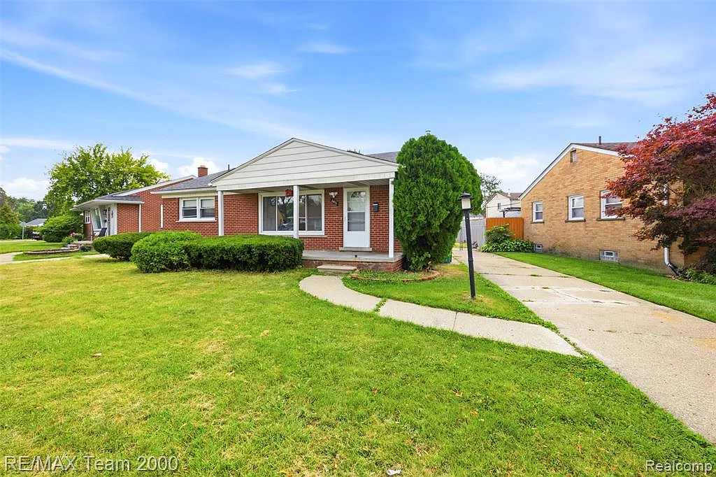 3 bed, 2.0 bath, 1044 sqft, $1,900 — Photo 2