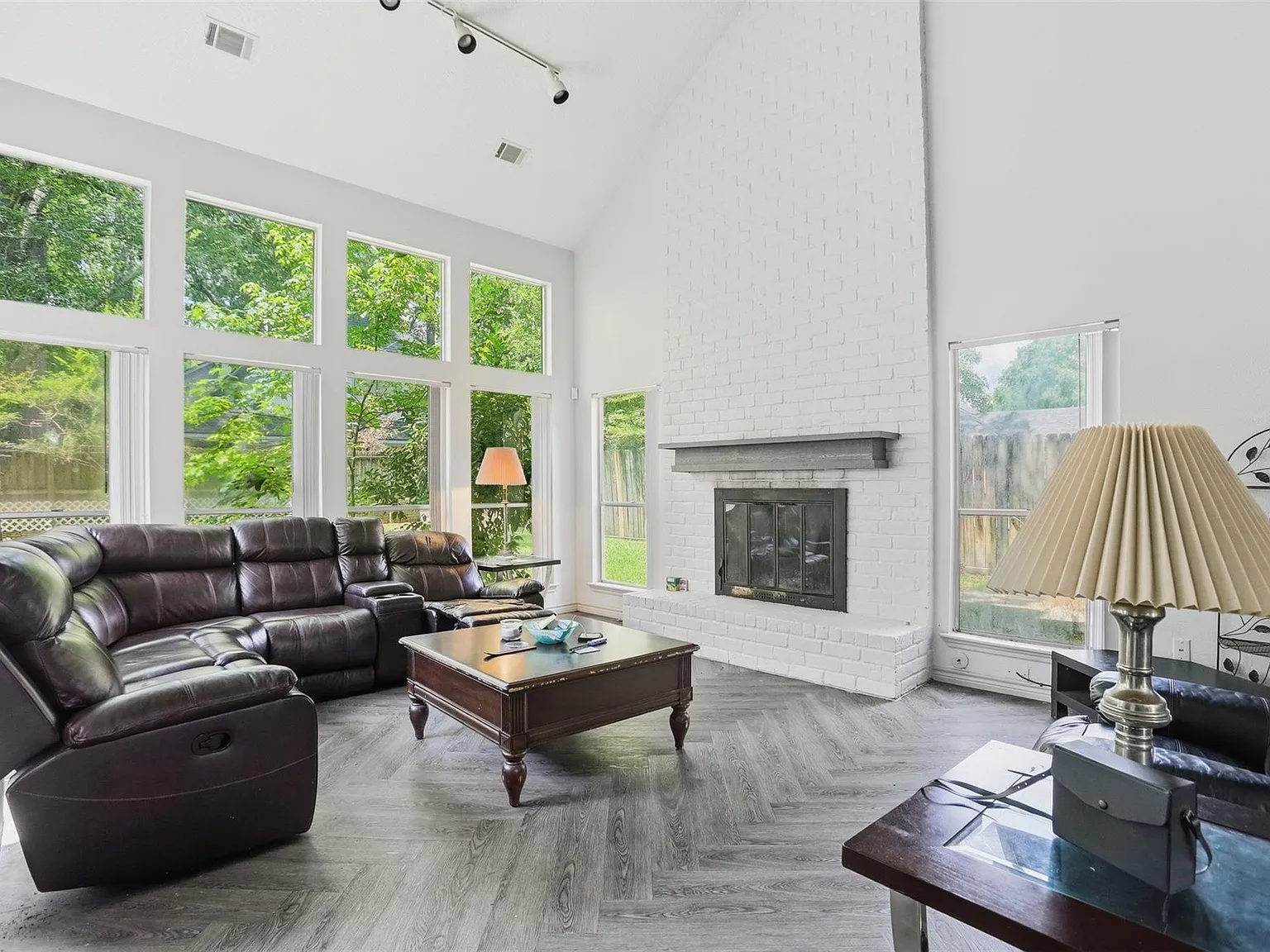 7 bed, 2.5 bath, 2611 sqft, $2,550 — Photo 3