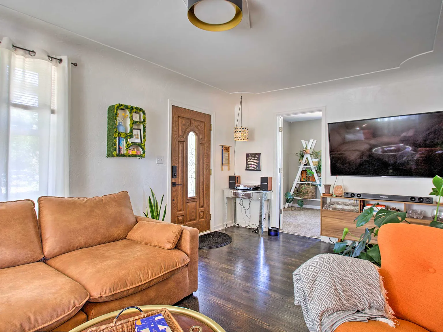 4 bed, 1411 sqft, $2,690 — Photo 2