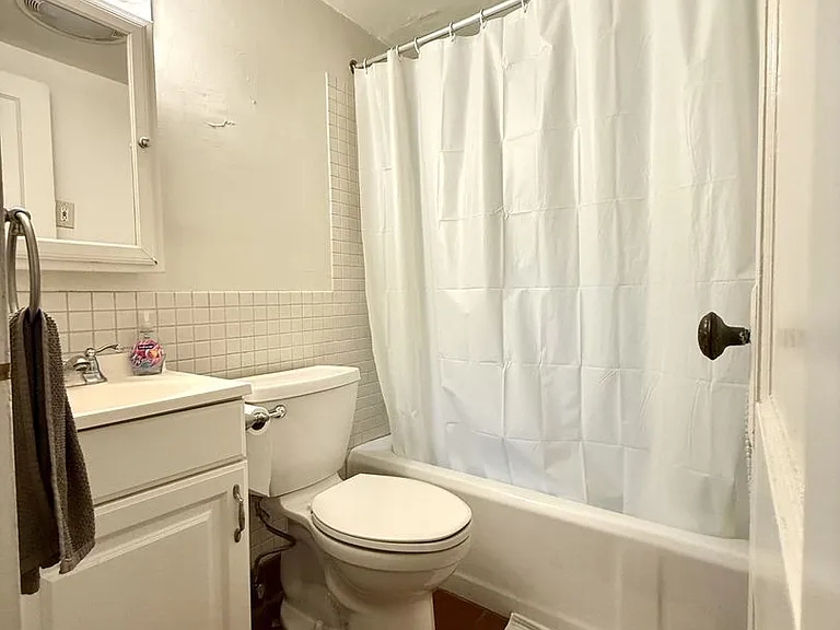 320 S Jackson St — Photo 7