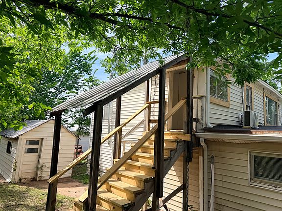 2nd image of 405 1/2 N 1st St #405-1/2