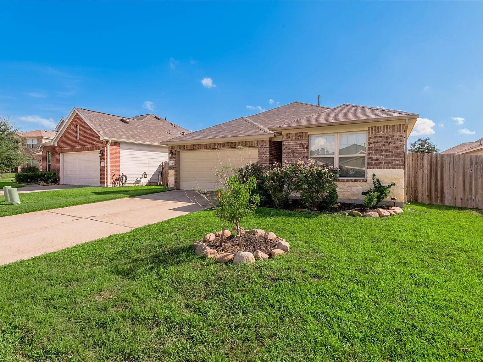 3 bed, 2.0 bath, 1636 sqft, $1,900 — Photo 3