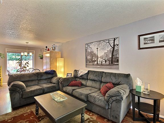 3rd image of 614 NE 153rd Ave