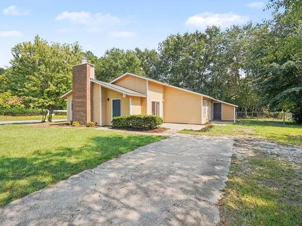108 Deerfield Dr, Spring Lake, NC 28390