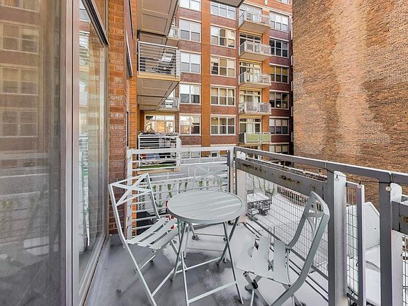 3rd image of 933 W Van Buren St APT 425